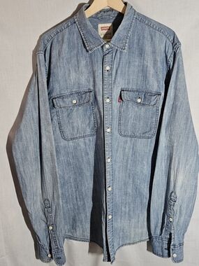 Levi's Light Wash Denim Button-Up Shirt sz L